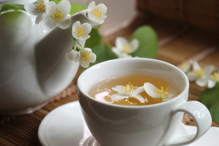 فوائد شاي الياسمين للصحة والبشرة
