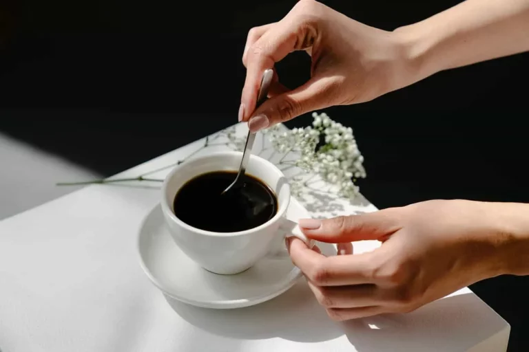 تذوق القهوة؛ دليلك الشامل لتصبح ذواقاً محترفاً للقهوة