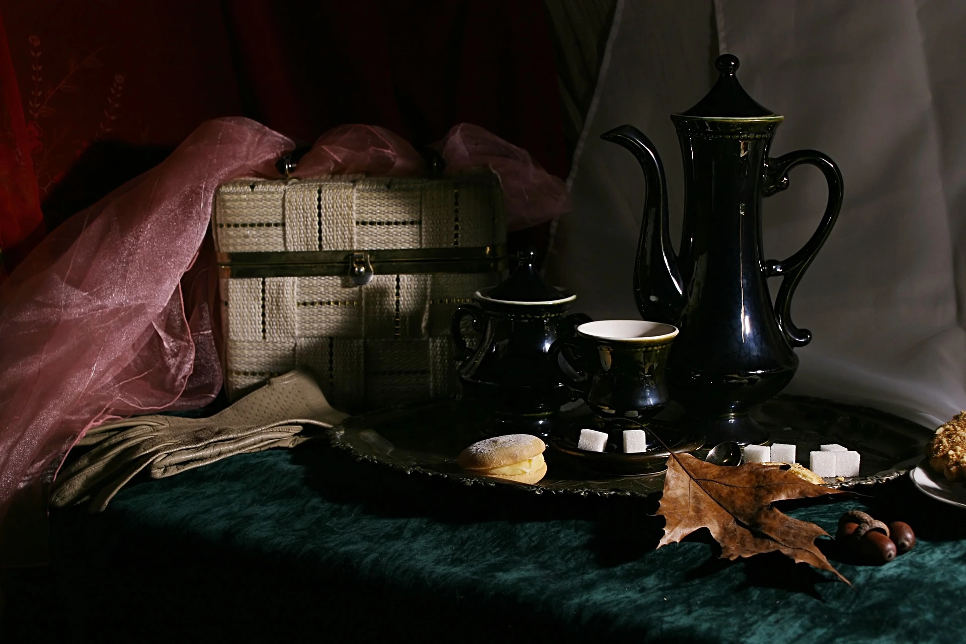 يتم وضع إبريق شاي أسود ، معروف بخصائصه المهدئة وقدرته على تخفيف الأرق ، على طاولة.