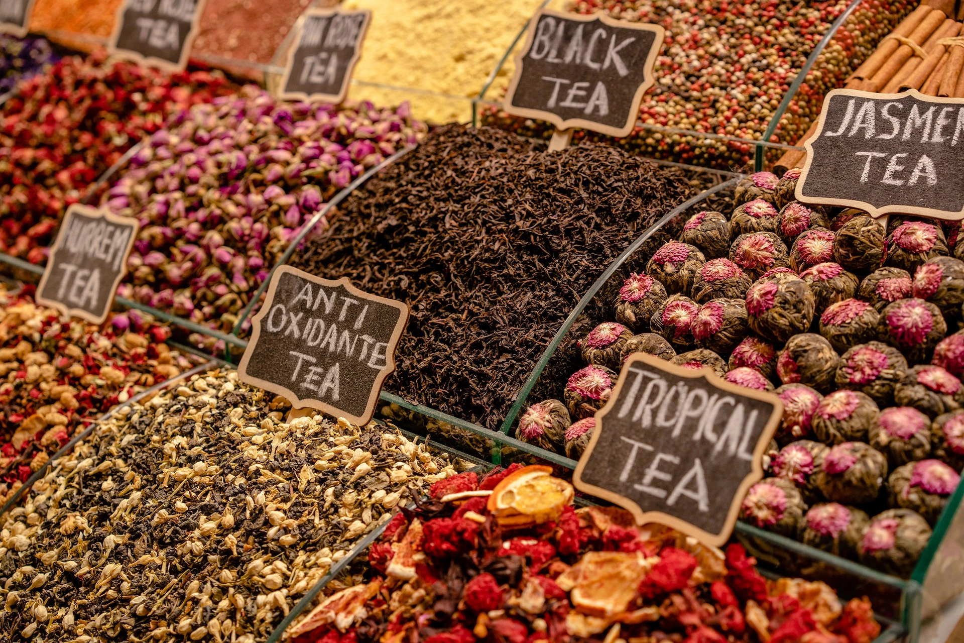 أنواع متنوعة من الشاي الصحية تُعرض في السوق.